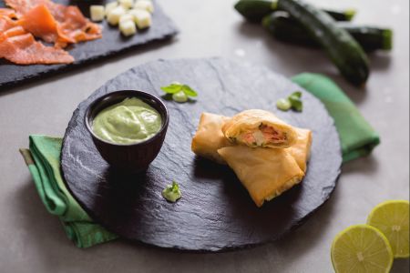 Paquetitos de pasta filo con corazón de salmón y queso