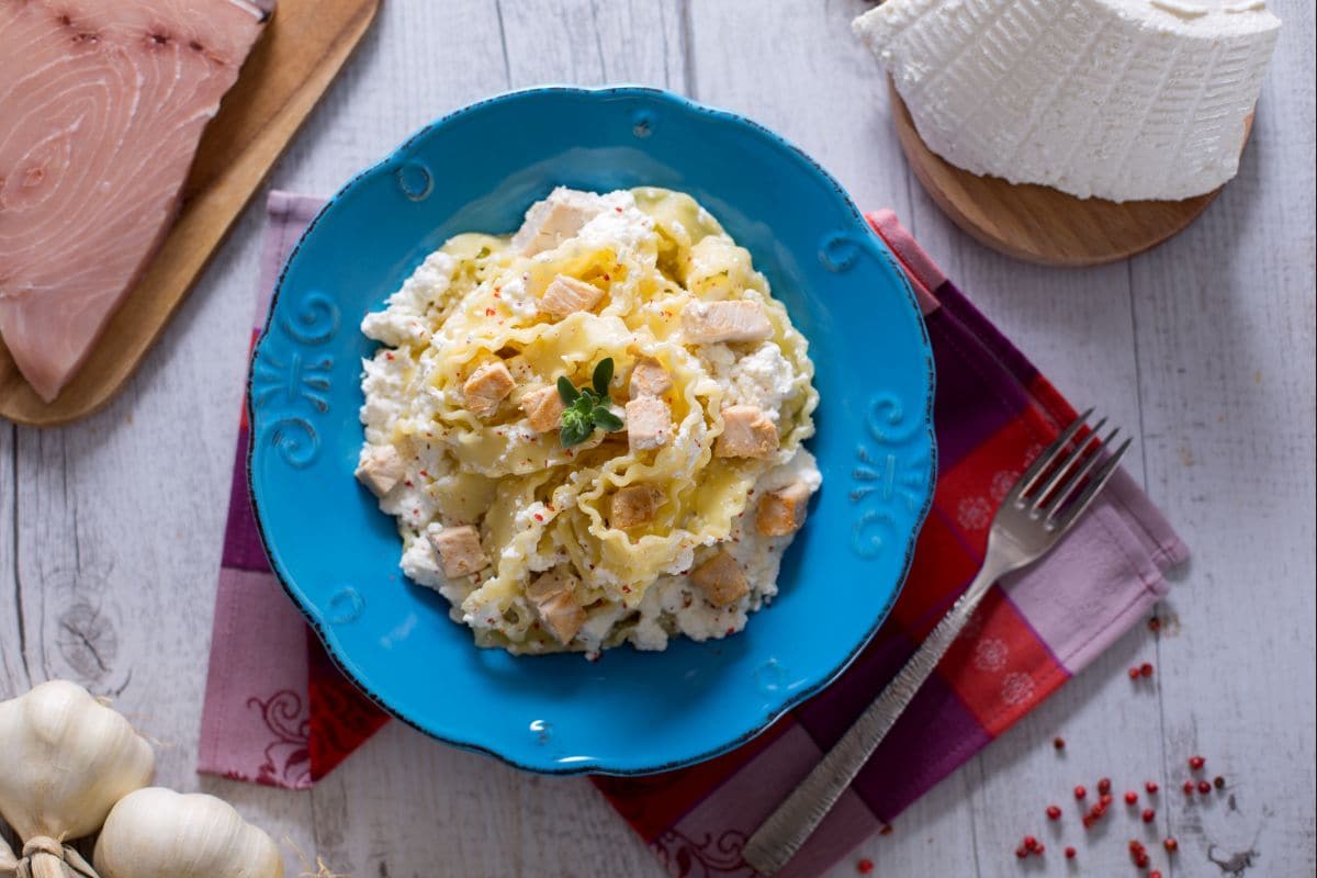 Reginette con crema de ricotta y dados de pez espada