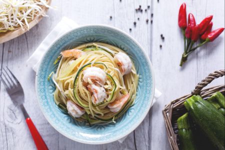 Espaguetis con gambas, calabacines y brotes de soja