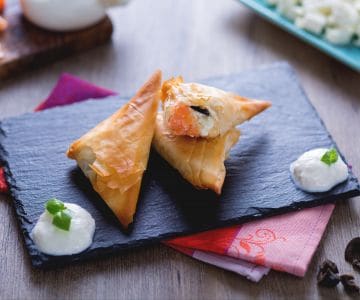 Triangolini de pasta phillo al salmón con crema de burrata