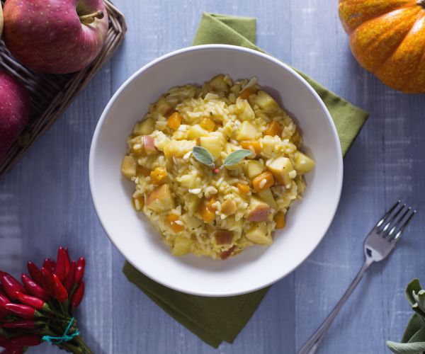 Risotto con manzanas, calabaza picante y salvia