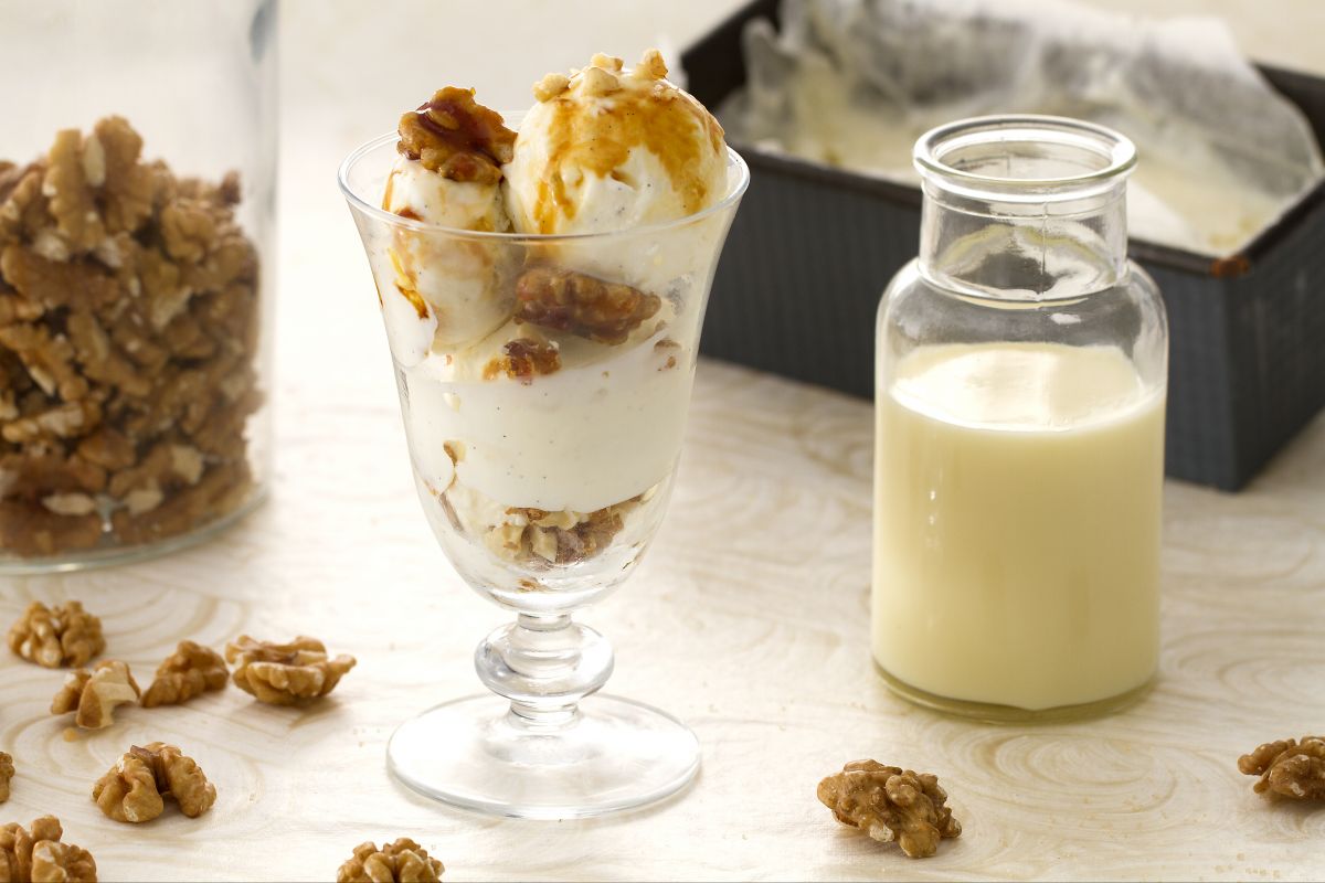 Helado de vainilla con nueces crujientes