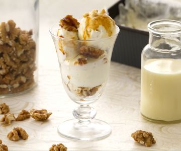 Helado de vainilla con nueces crujientes