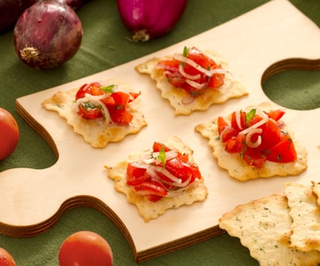 Hojaldres con aceitunas, cebollas y tomatitos