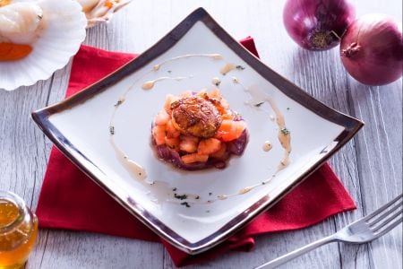 Vieiras a la plancha con cebolla caramelizada