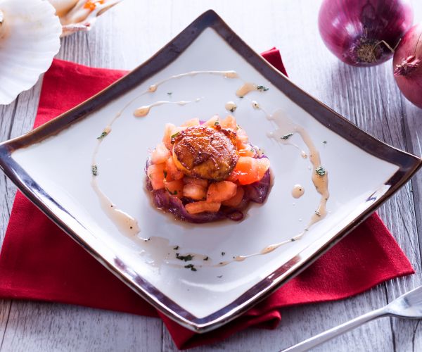 Vieiras a la plancha con cebolla caramelizada