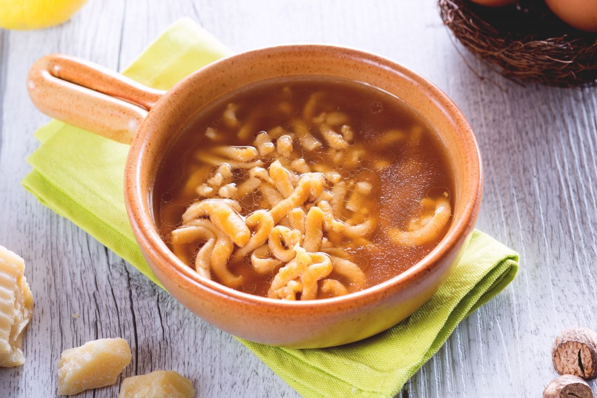 Passatelli en caldo con salsa de soja