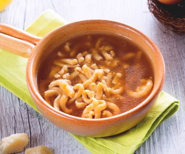 Passatelli en caldo con salsa de soja