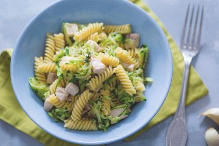 Pasta con pez espada y calabacines