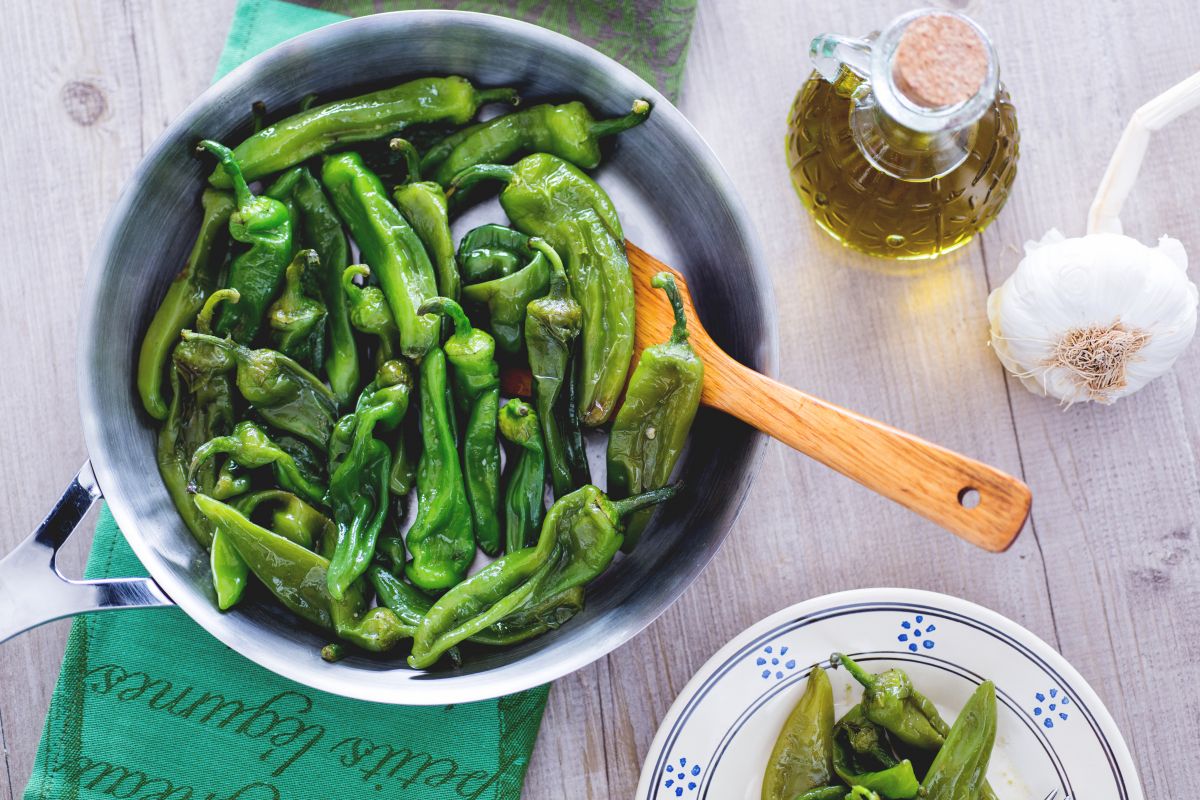 Friggitelli en la sartén