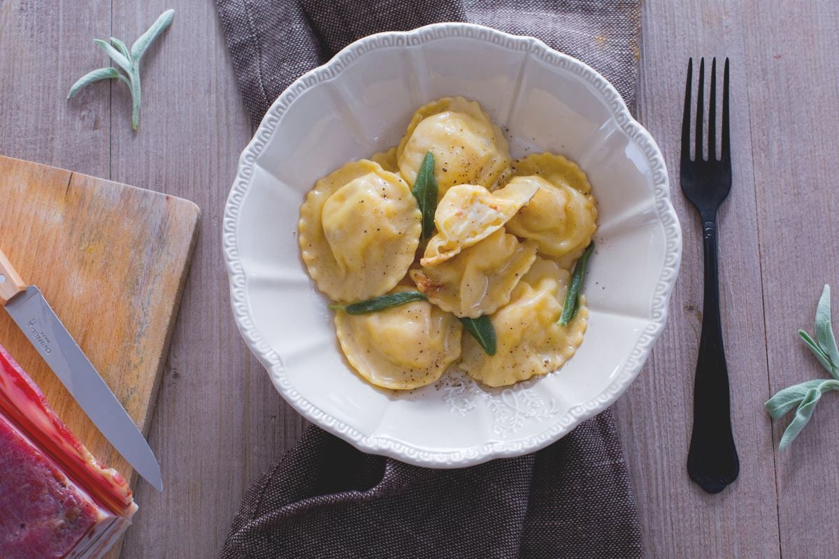 Tortelli de patatas y panceta con mantequilla y salvia