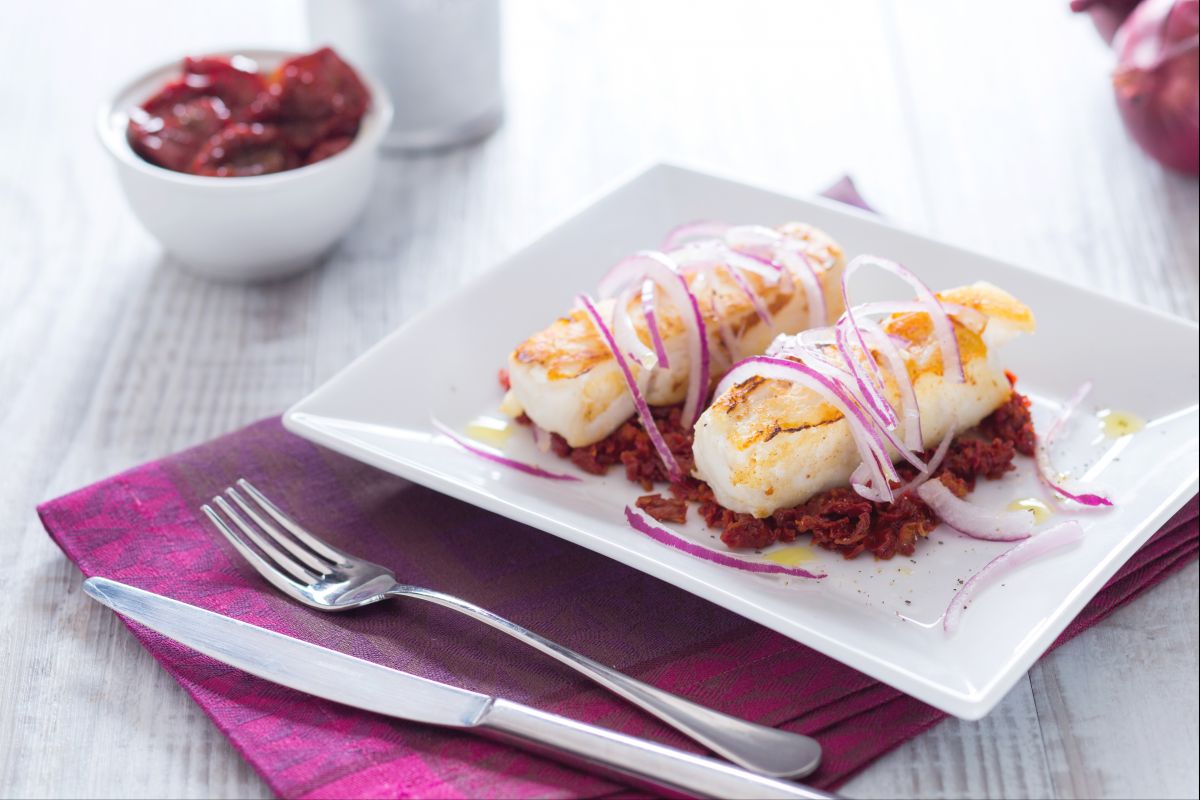 Bacalao con picadillo de tomates secos
