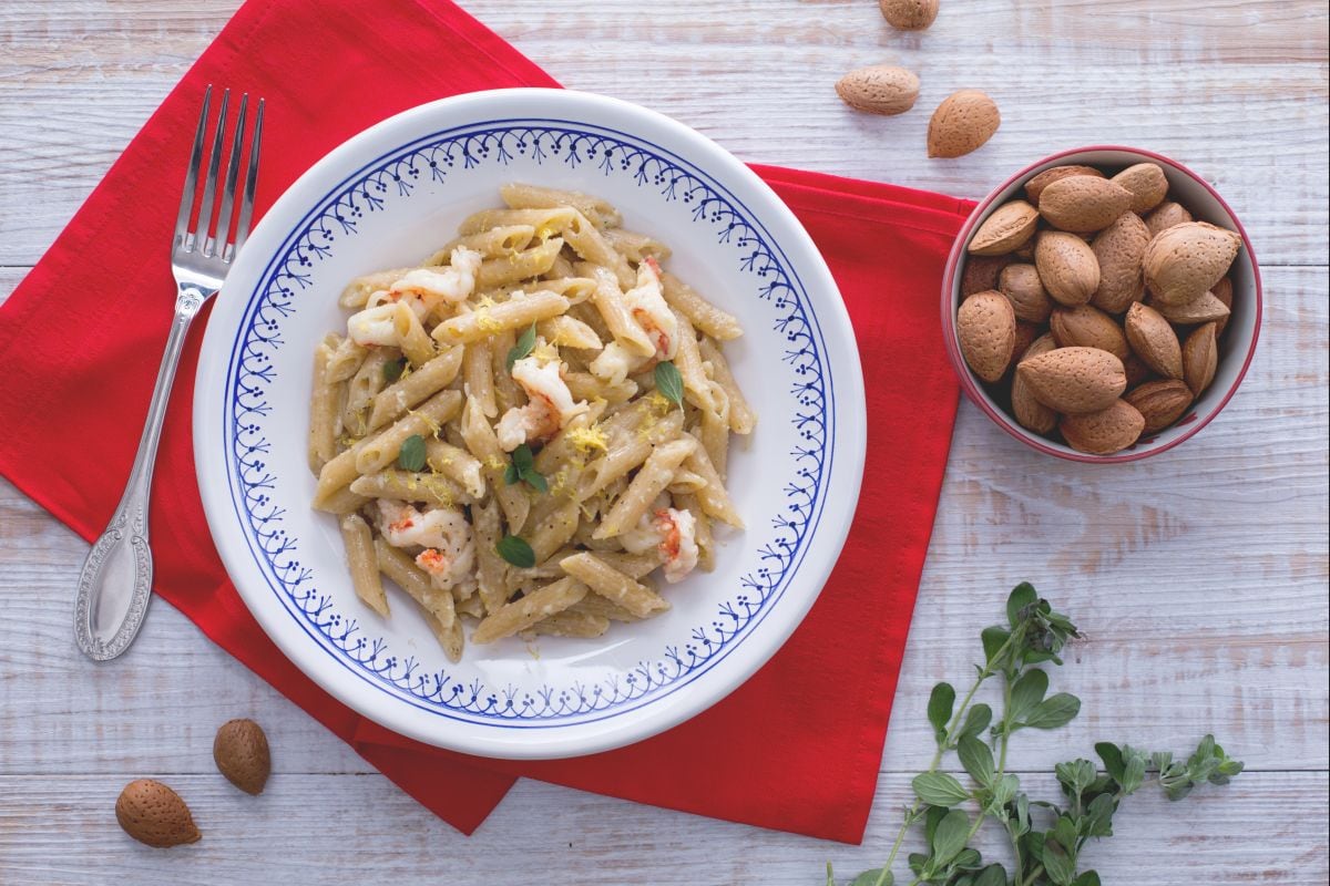 Penne al pesto de almendras y gambas