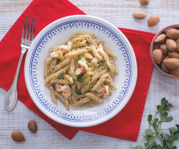 Penne al pesto de almendras y gambas