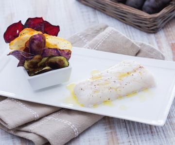 Bacalao al vapor de cúrcuma con chips de verduras