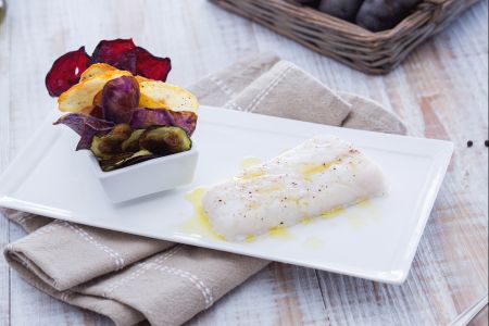 Bacalao al vapor de cúrcuma con chips de verduras
