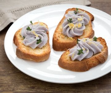 Bacalao mantecado con yogur y patatas violetas