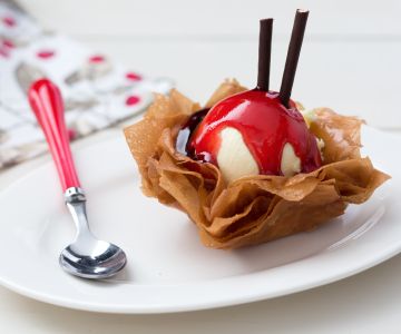 Cestitas de pasta filo con helado