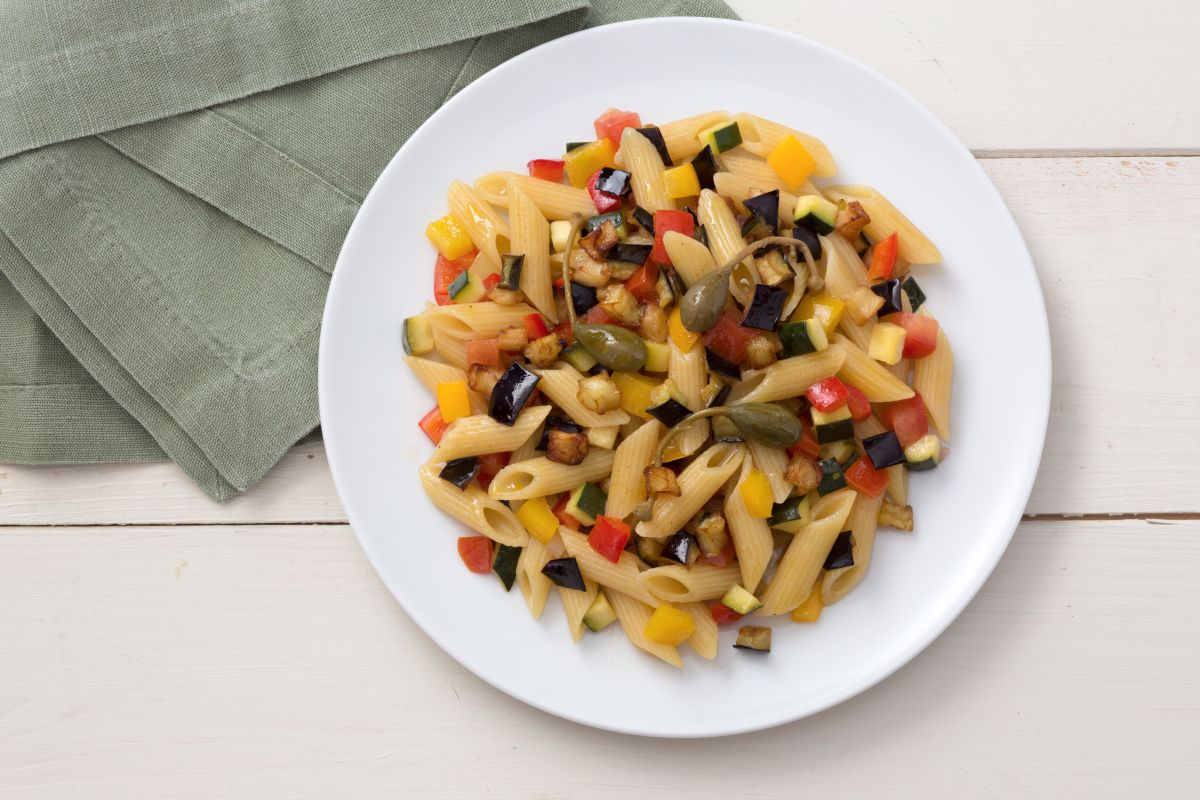 Pasta fría con caponata de verduras