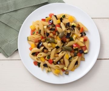 Pasta fría con caponata de verduras