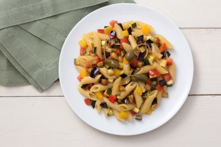 Pasta fría con caponata de verduras