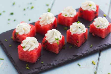 Finger food sandía y queso de cabra