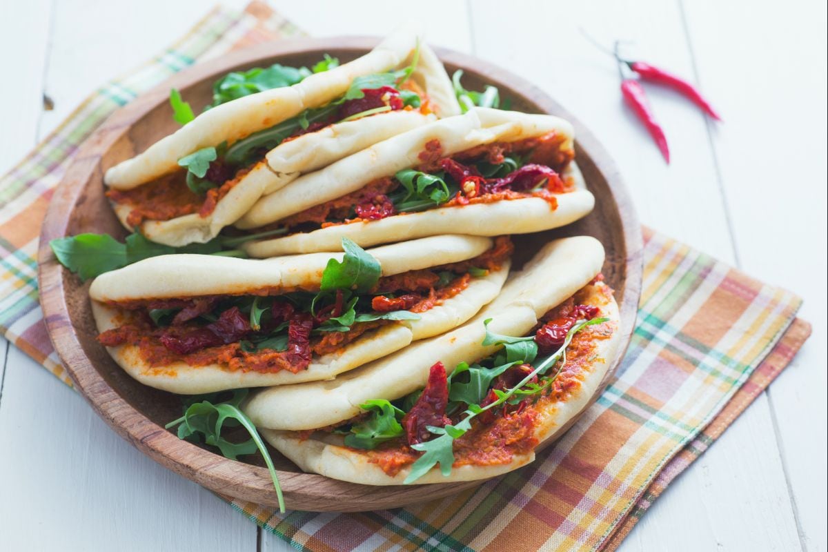Pita con hummus de tomates secos