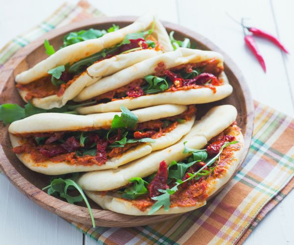 Pita con hummus de tomates secos