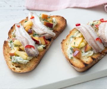 Tostada de mantequilla y sardinas