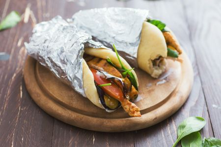 Pita con berenjenas y pollo