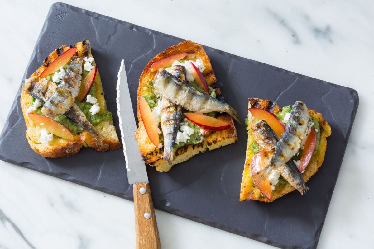 Bruschettas con pesto de hierbas y sardinas a la parrilla