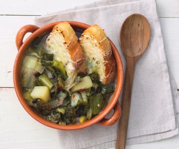 Sopa de escarolas y patatas