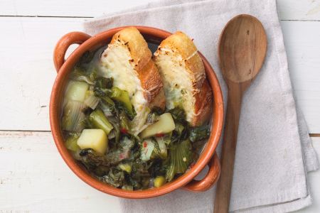 Sopa de escarolas y patatas