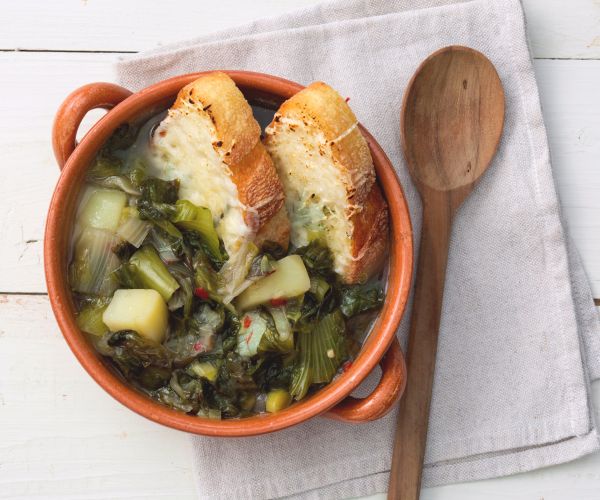 Sopa de escarolas y patatas