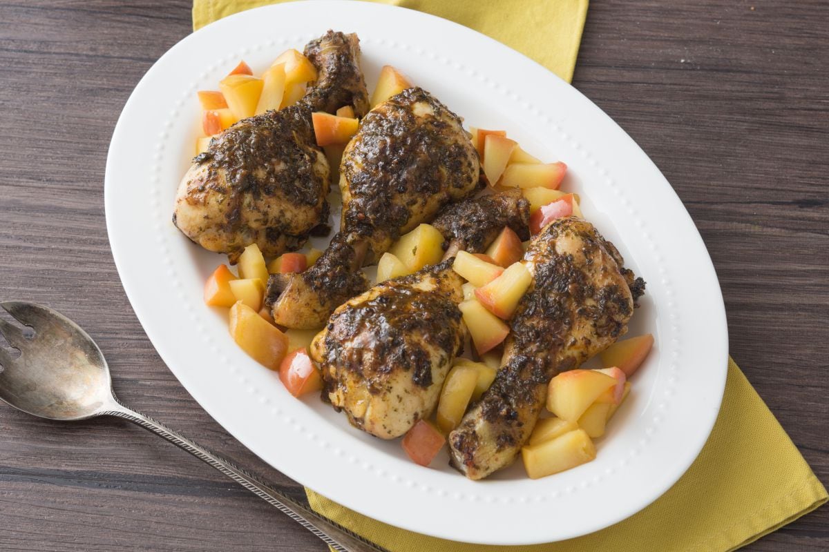 Muslos de pollo al horno con manzanas