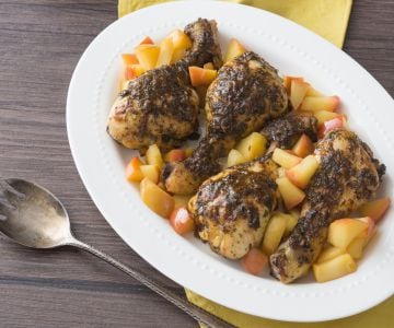 Muslos de pollo al horno con manzanas