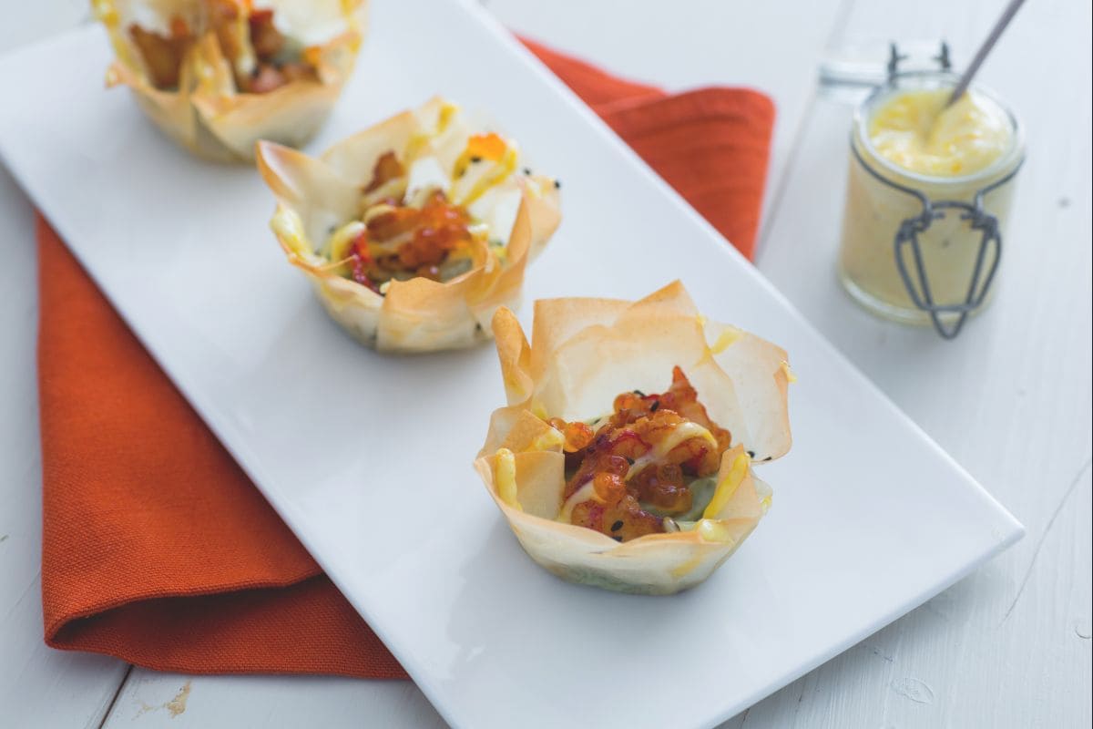 Cestitas con gambas y aguacate