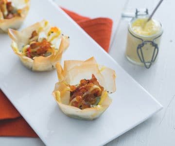 Cestitas con gambas y aguacate