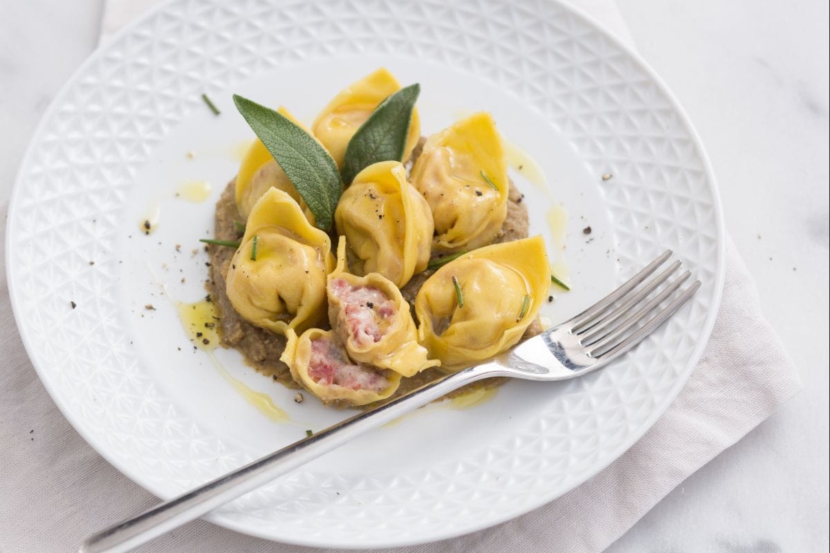 Cappellacci de cotechino y crema de lentejas