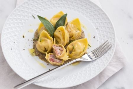 Cappellacci de cotechino y crema de lentejas