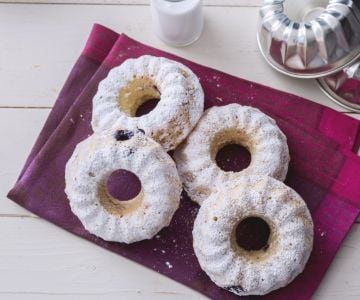 Rosquillas de coco y frutos rojos