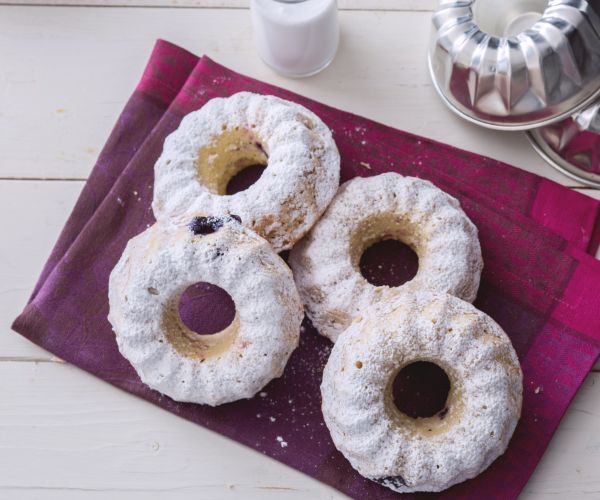 Rosquillas de coco y frutos rojos