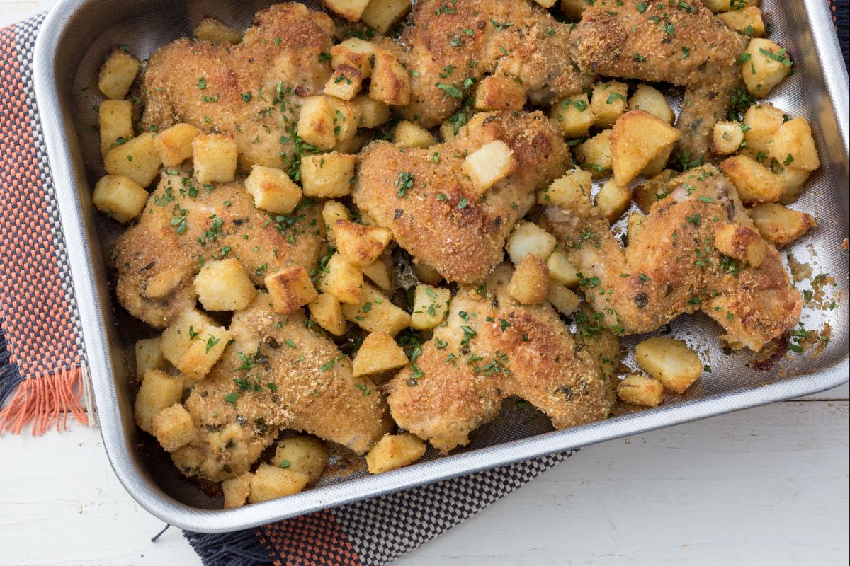 Alitas de pollo y patatas sabrosas