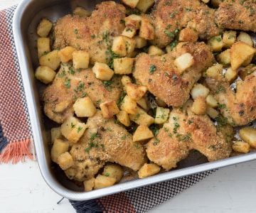 Alitas de pollo y patatas sabrosas