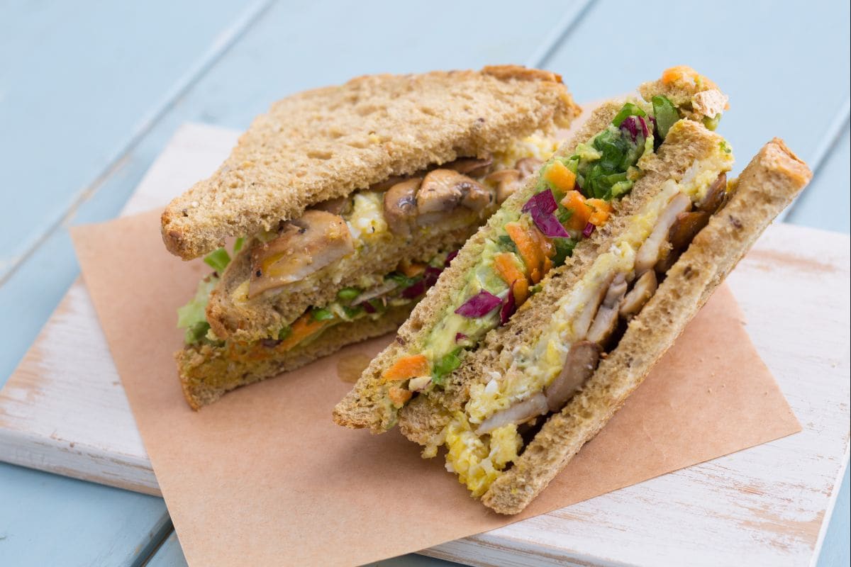 Club sándwich con huevos revueltos