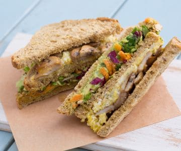 Club sándwich con huevos revueltos