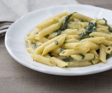 Pasta con crema de garbanzos y rúcula