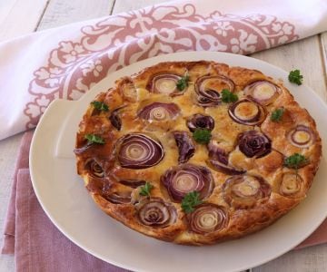 Clafoutis salado de cebollas rojas