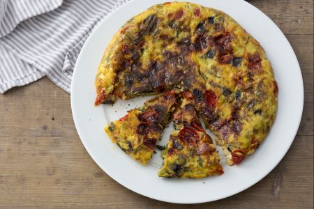 Tortilla de berenjenas y tomates cherry