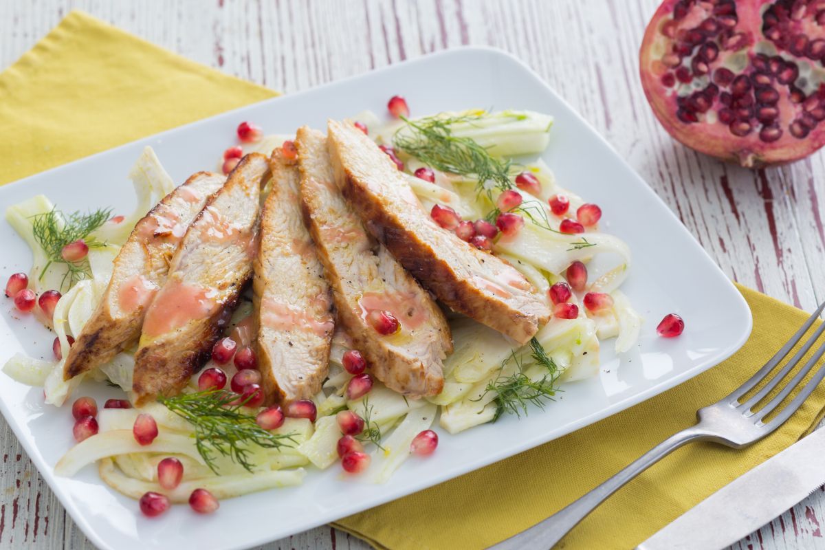 Corte de pavo con hinojo y granada